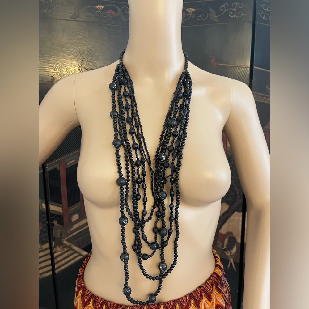 Beaded layered necklace black